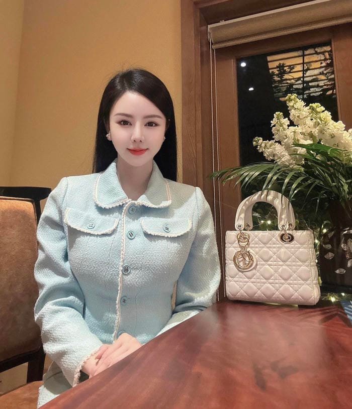 Loạt hình ảnh Lê Nguyệt Anh hot trend