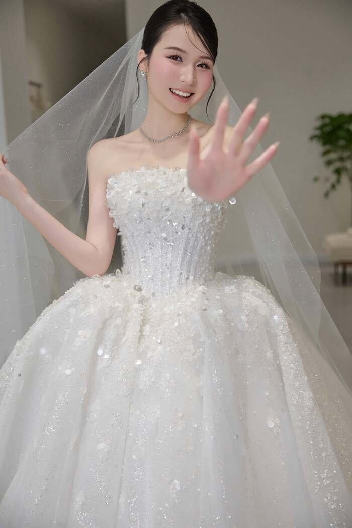 Ngắm nhìn cô dâu tinh tế quyến rũ