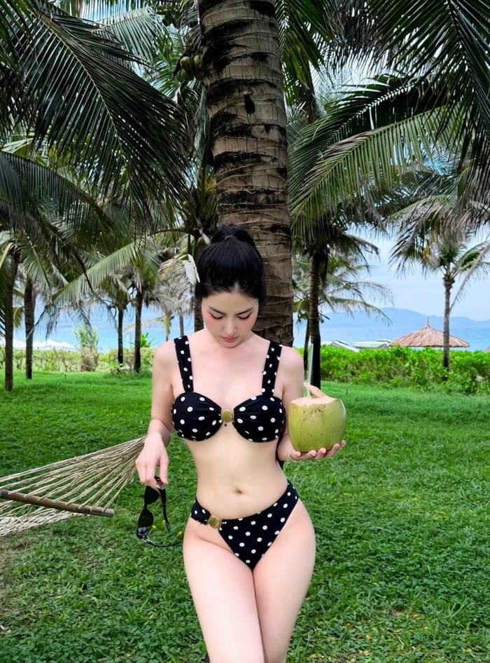Album Nguyễn Thu Hà bikini nổi bật