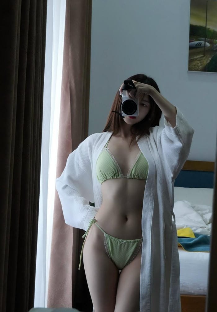 Album ảnh Liz Kim Cương bikini gợi tình