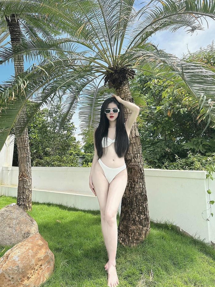 Bộ ảnh Phan Thị Lê Na bikini gợi cảm cuốn hút