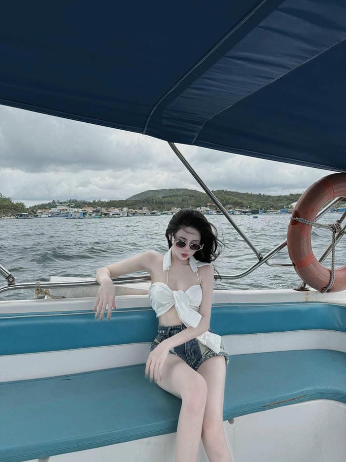Bộ ảnh Phan Thị Lê Na bikini tinh tế sang trọng