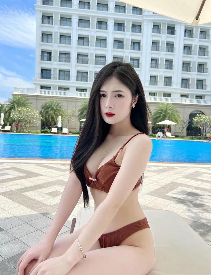 Gái xinh mặc bikini nhỏ quyến rũ trên bãi biển