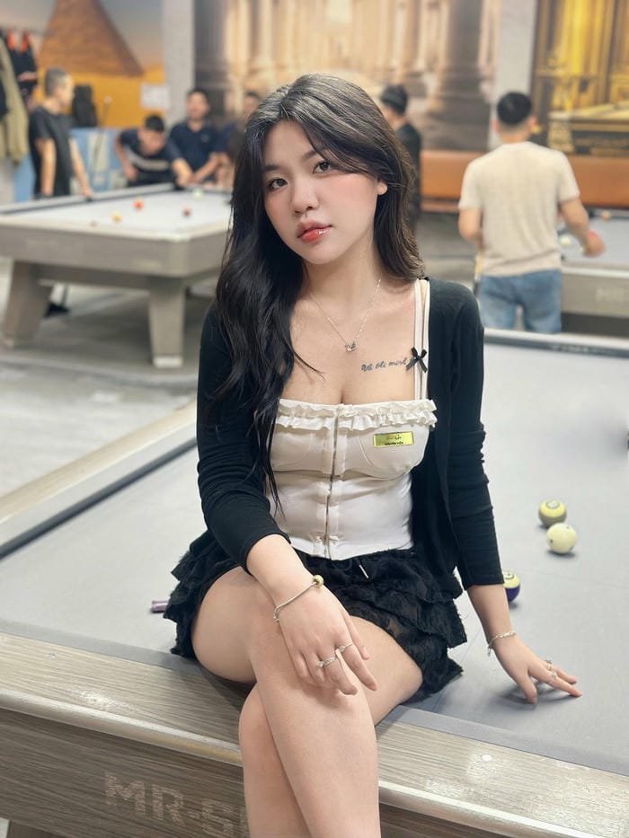 Hot girl Hiền Nhi ngực khủng pose quyến rũ