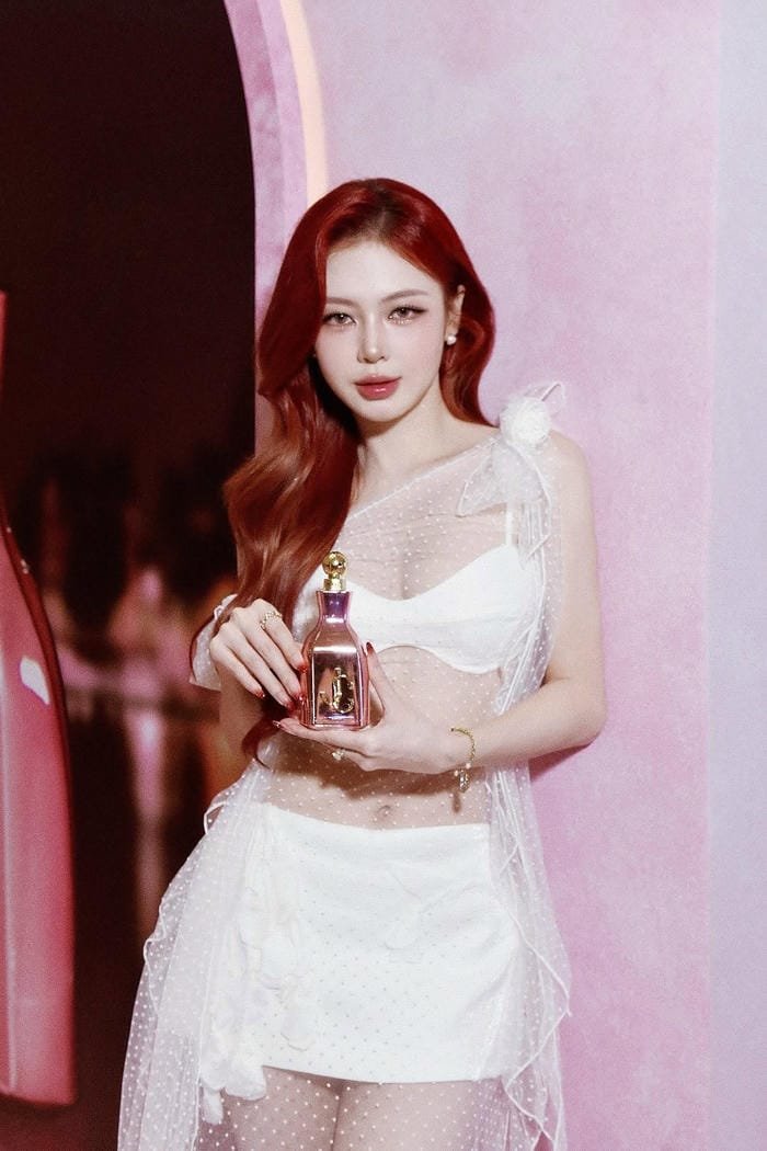 Liz Kim Cương bikini đen huyền bí