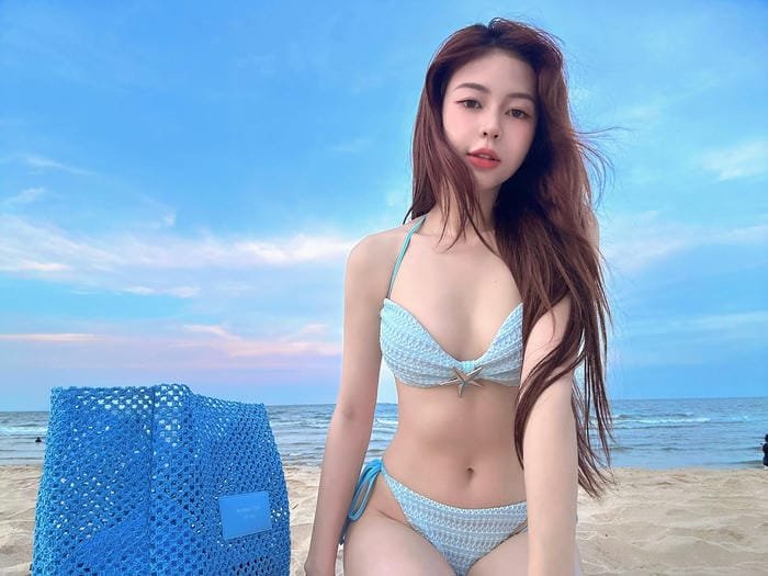 Liz Kim Cương bikini đỏ rực rỡ
