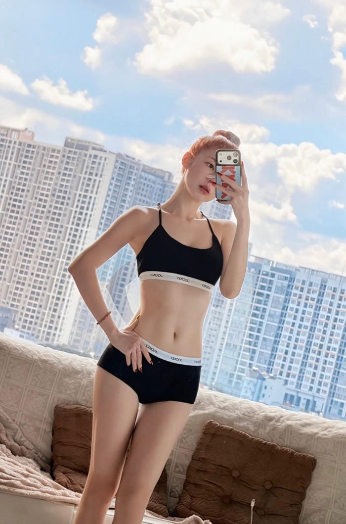 Liz Kim Cương bikini trắng nổi bật