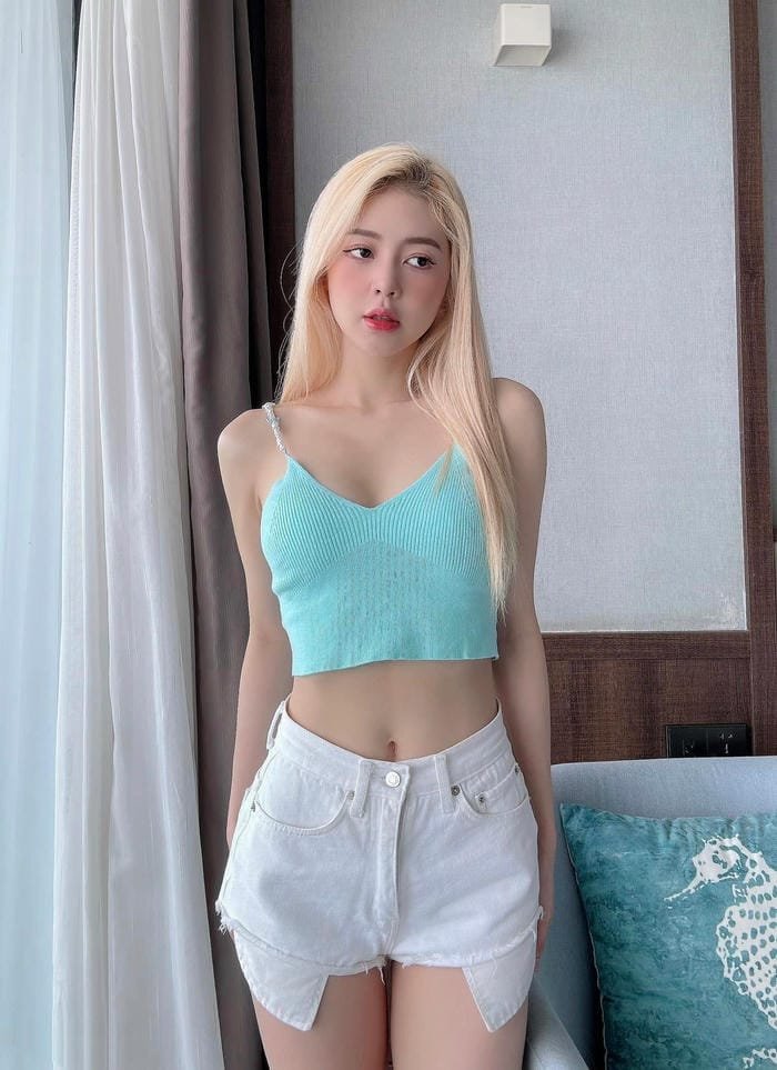 Liz Kim Cương bikini trắng tinh khôi