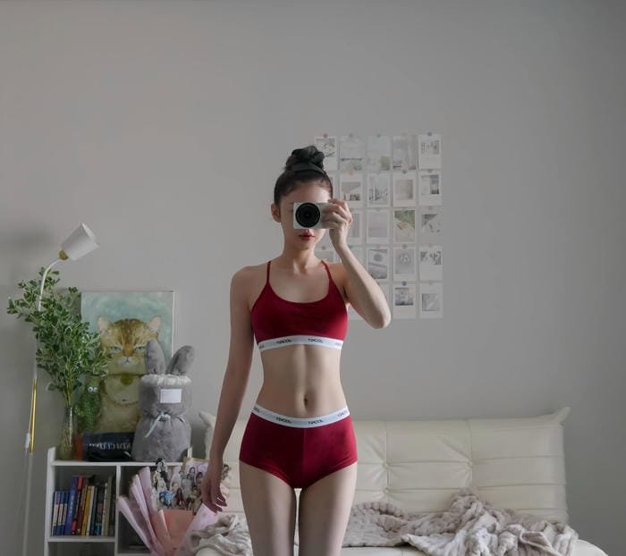 Liz Kim Cương bikini vàng nổi bật
