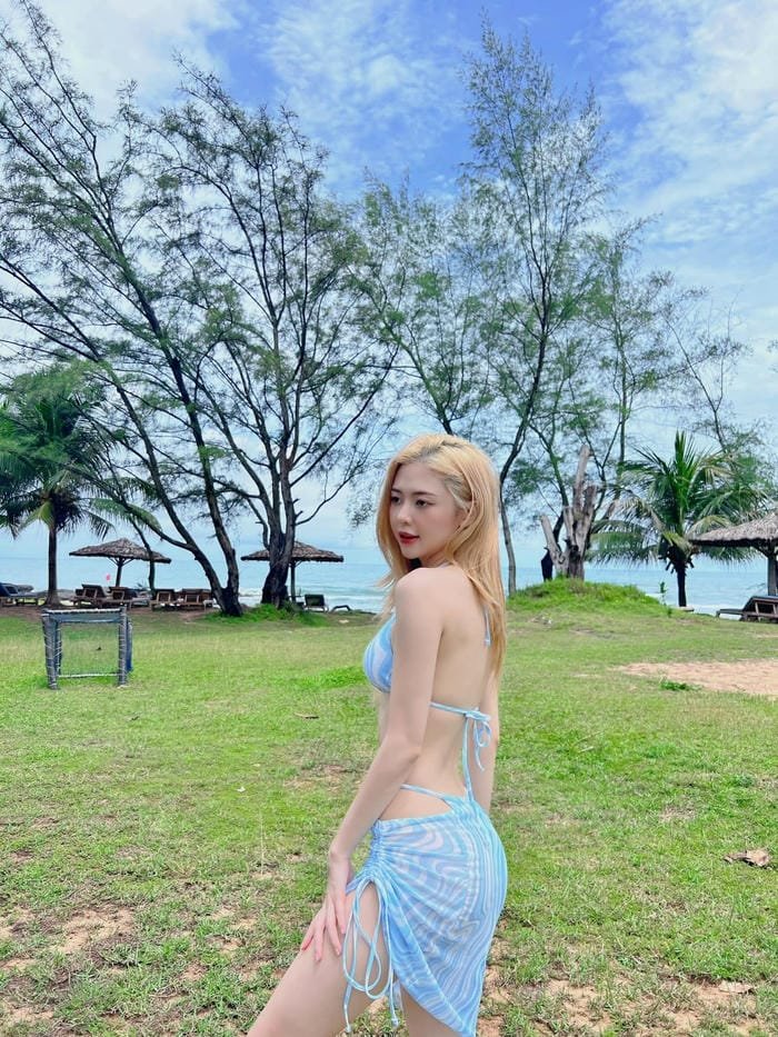 Liz Kim Cương bikini xanh mint