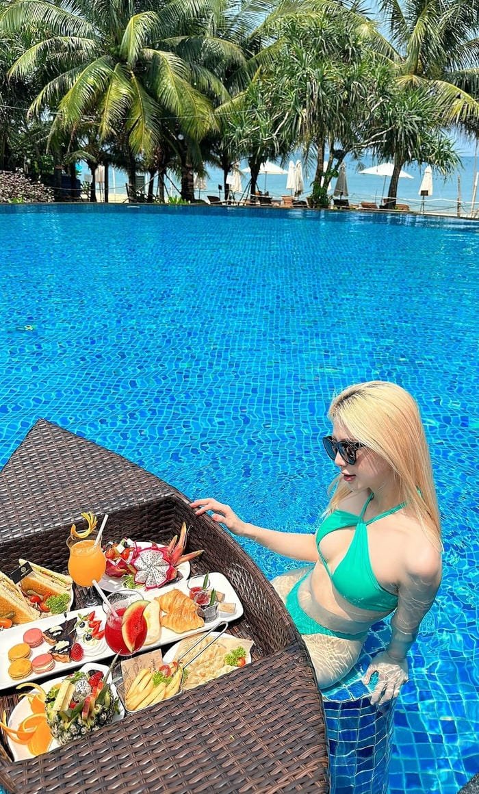 Loạt ảnh Liz Kim Cương bikini quyến rũ