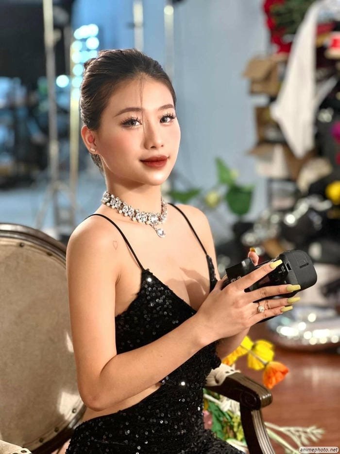 Louis Phạm diện bikini ôm sát nổi bật