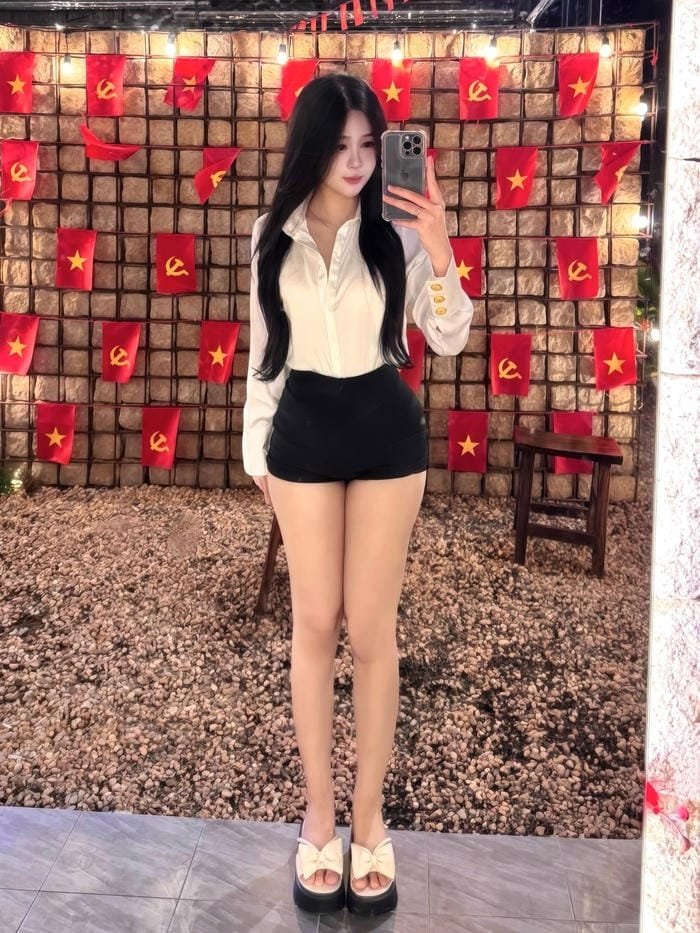 Ngắm bộ ảnh bikini Nguyễn Phạm Tú Uyên