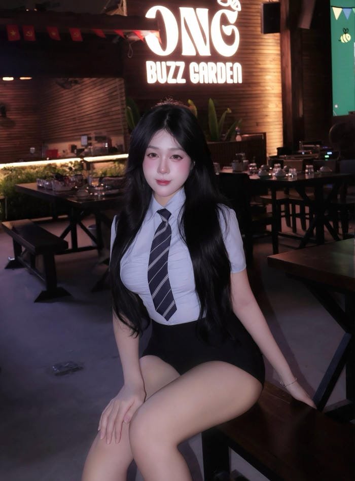 Nguyễn Phạm Tú Uyên bikini tươi trẻ
