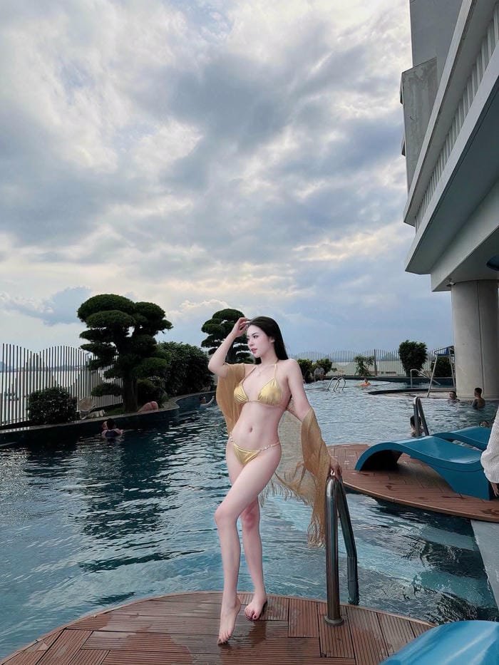 Nguyễn Thu Hà trong bikini sang chảnh
