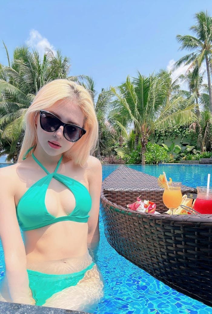 Tải ảnh Liz Kim Cương bikini hot girl
