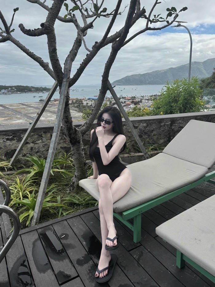 Tải miễn phí Phan Thị Lê Na bikini quyến rũ