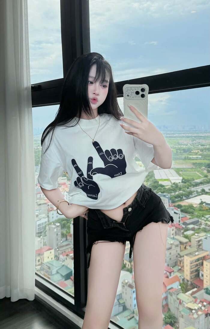 Thuỳ Anh sexy nụ cười cuốn hút