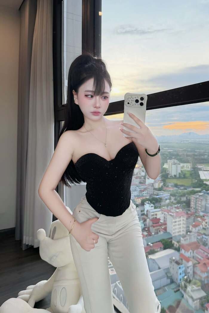 Thuỳ Anh sexy pose cực đỉnh