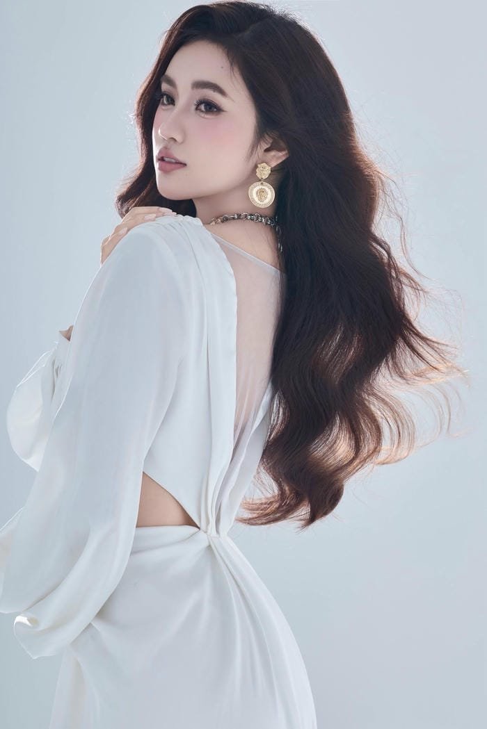Trần Thu Hiền sexy style sang trọng