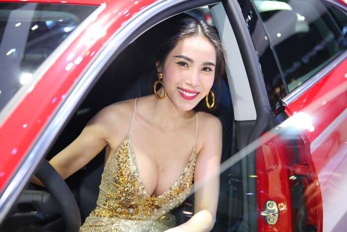 Ca sĩ Thuỷ Tiên là ai làm gì