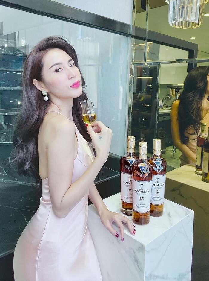 Ca sĩ Thuỷ Tiên là ai