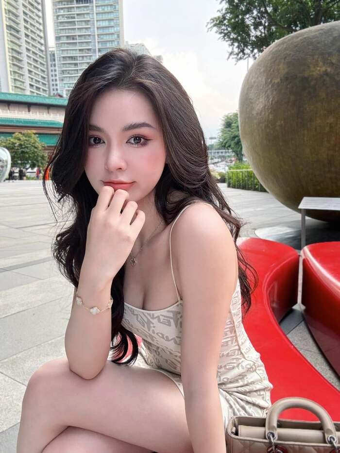 Hình ảnh Hà Bích Ngọc dáng đứng chuẩn mực
