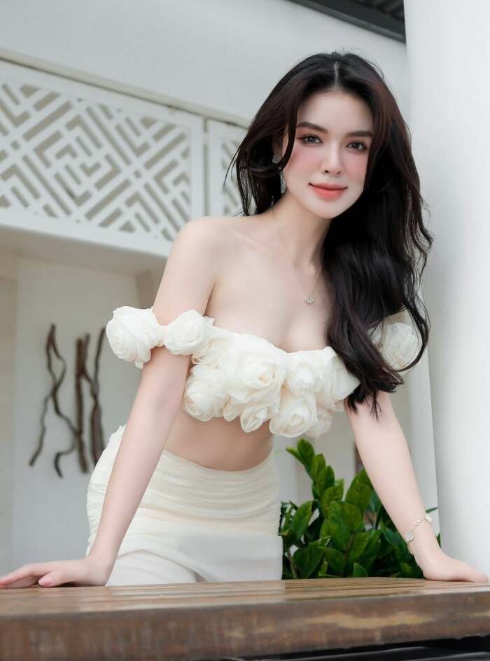 Loạt ảnh Hà Bích Ngọc váy dài thướt tha