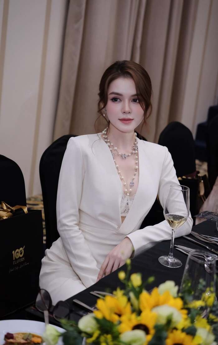 Xem ảnh Hà Bích Ngọc biểu cảm sâu lắng