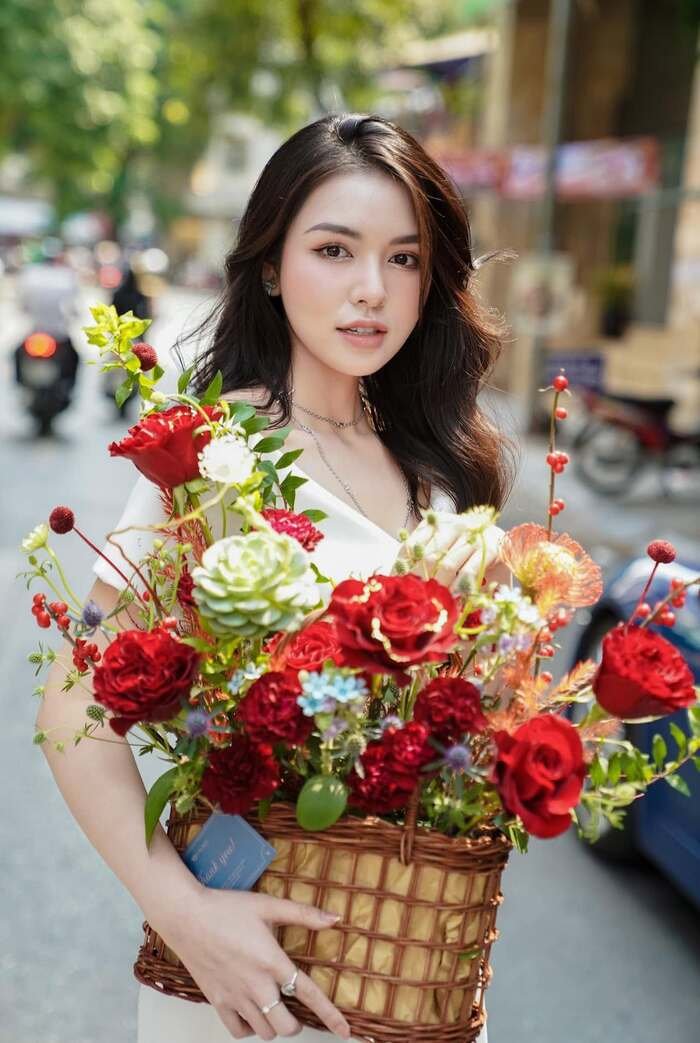 Tải ảnh Hà Bích Ngọc phong cách nữ tính