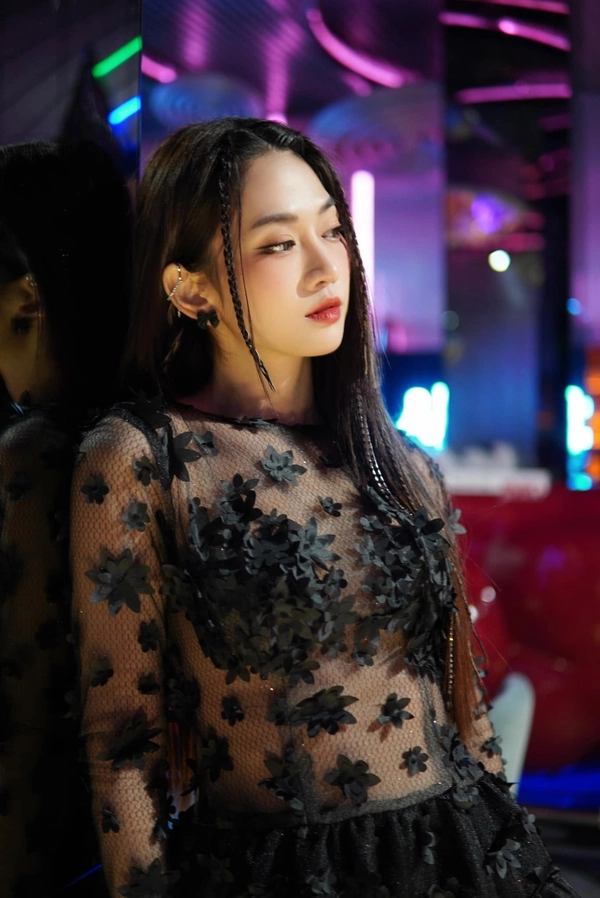 Loạt ảnh sex Lê Bống mông to thả rông