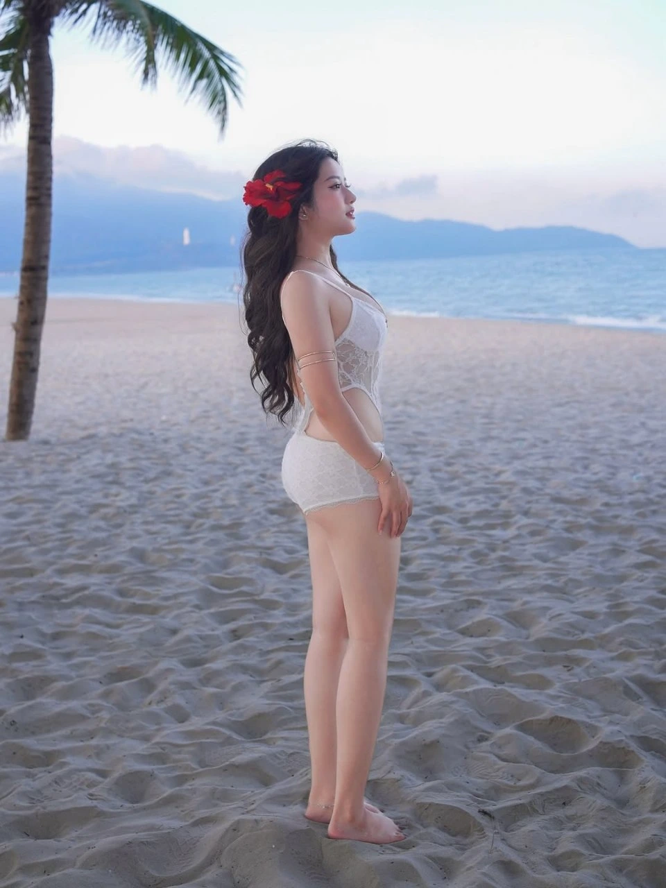 Album ảnh gái mặc bikini vòng ba tròn trịa