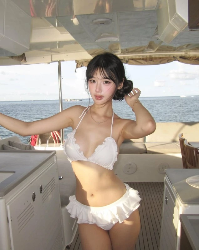 Album ảnh gái mặc bikini vòng một đầy đặn