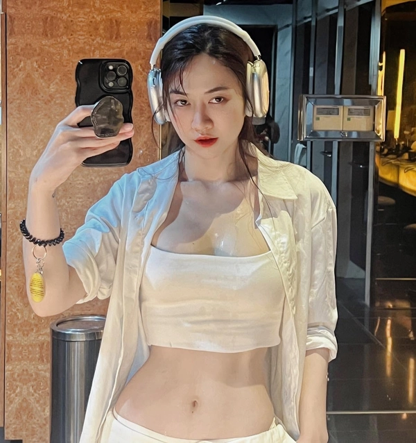 Bộ ảnh sex Lê Bống ngực căng nóng bỏng