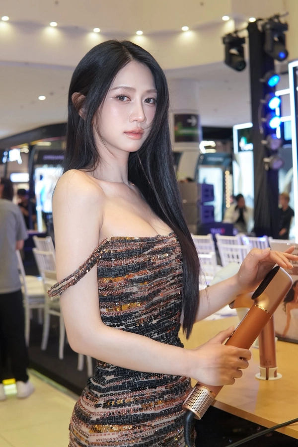 Xem ảnh sex Lê Bống mông tròn nóng bỏng