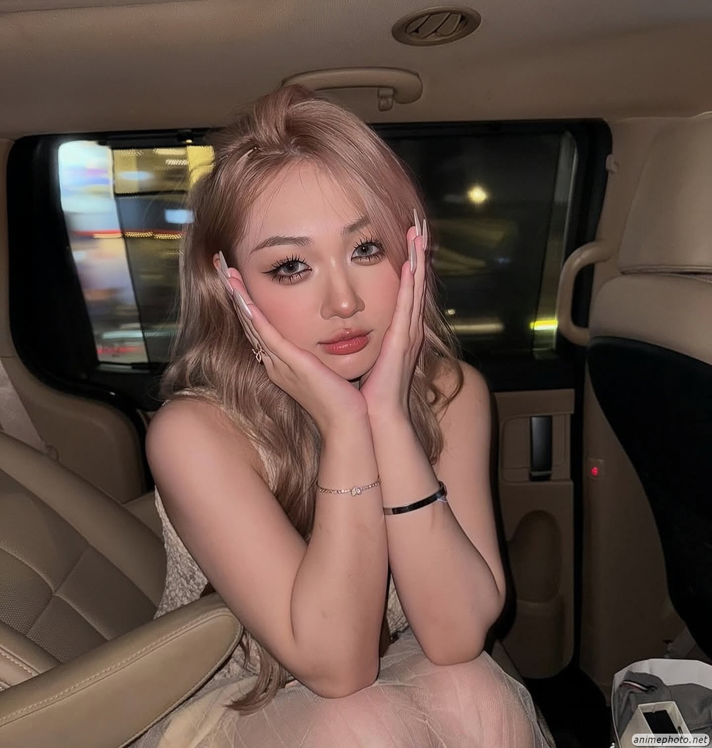 Album ảnh nude của Trần Hà Linh khoe vòng một đầy đặn