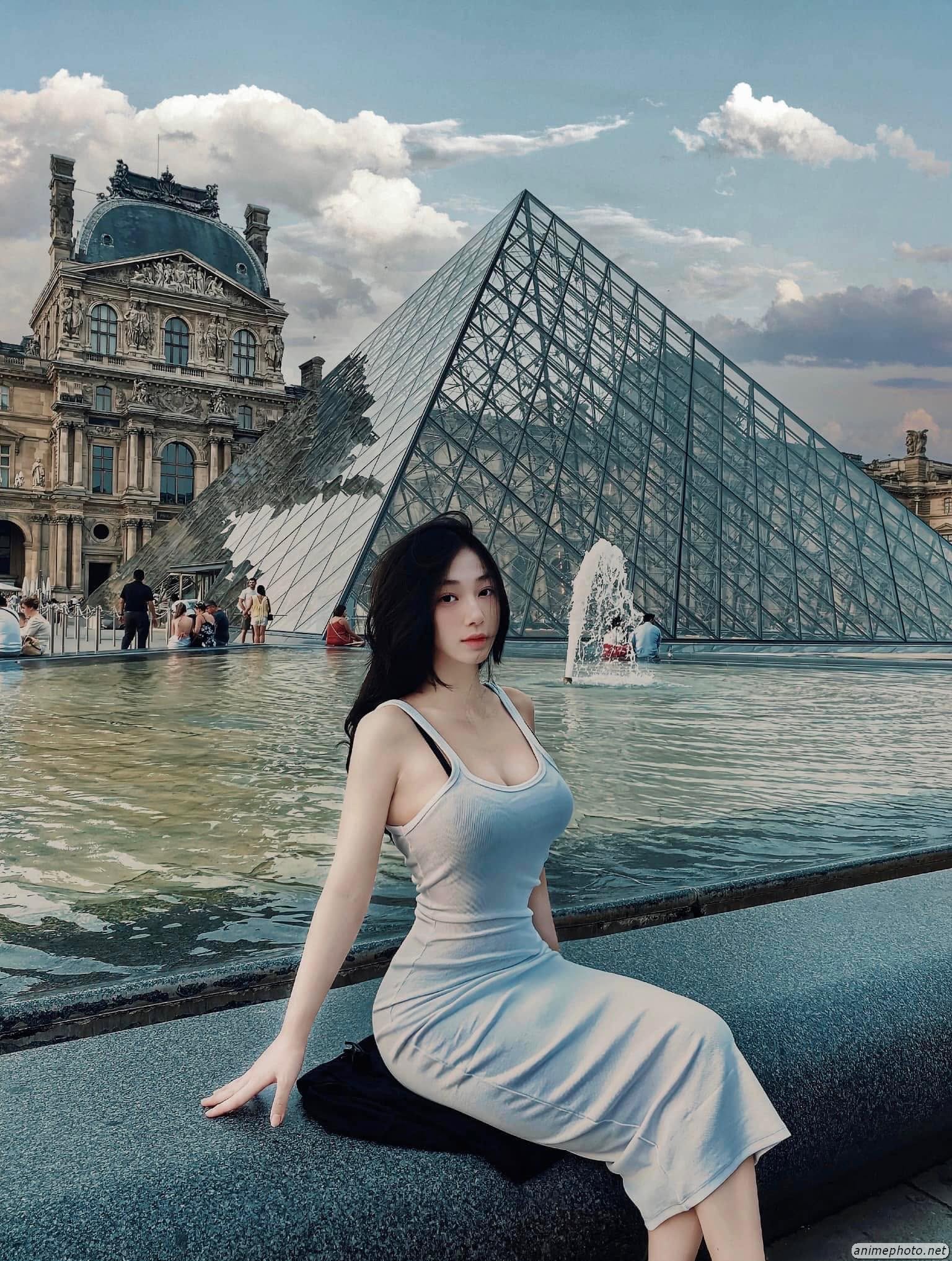 Hình ảnh nude của Trần Hà Linh mông tròn không che