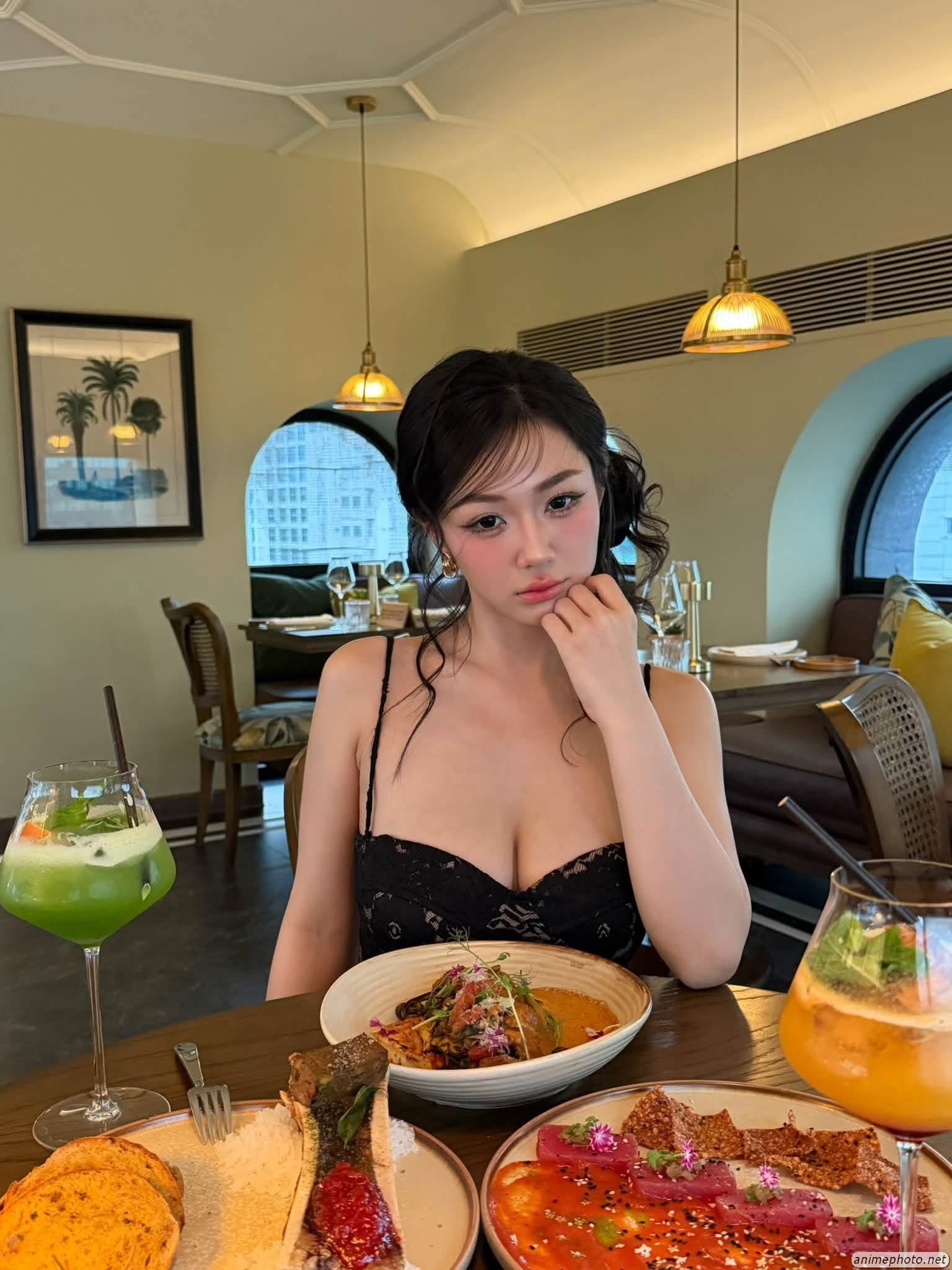 Ảnh avatar nude của Trần Hà Linh da trắng không che