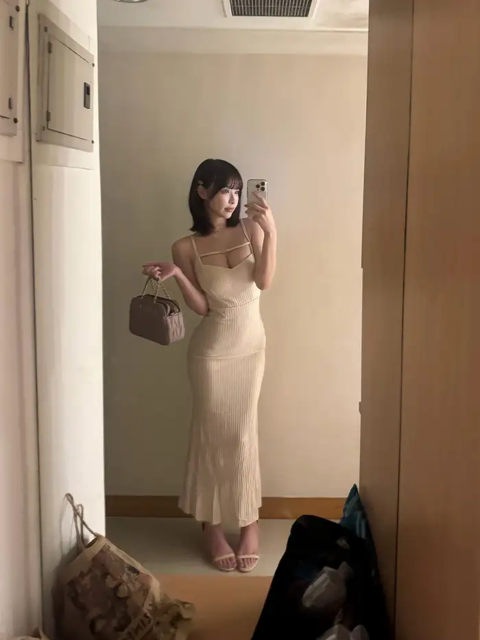 Ảnh ngực chảy nước gợi tình